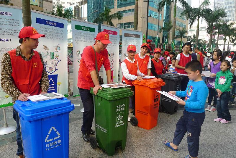绿典的垃圾分类游戏在深圳多个社区、广场、学校教会大家垃圾分类