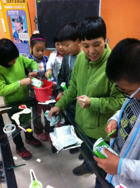 绿典的环保教育基地在带领学生分解利乐包